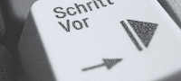 Foto of button with text - step forward
